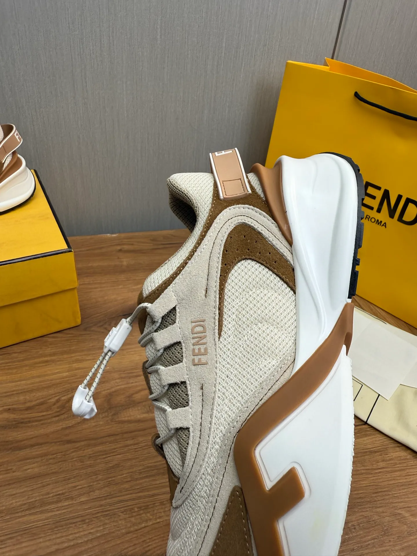 Men's men's shoes 💰560💰 Fendi [Fendi] hot style is on the market 🔥Fashionable casual men's shoes 🔱 Made of original brand fly knit fabric. Original cowhide + breathable mesh lining + sheepskin feet. Perfect shape and top quality, you deserve it 🔜Original rubber outsole, ultra-light, non-slip and wear-resistant 👣 Standard size 38-44